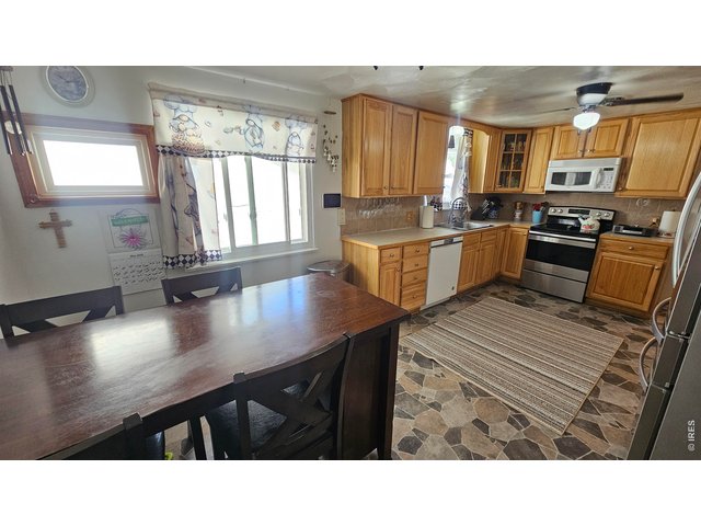 Property Photo 6 Eat in Kitchen