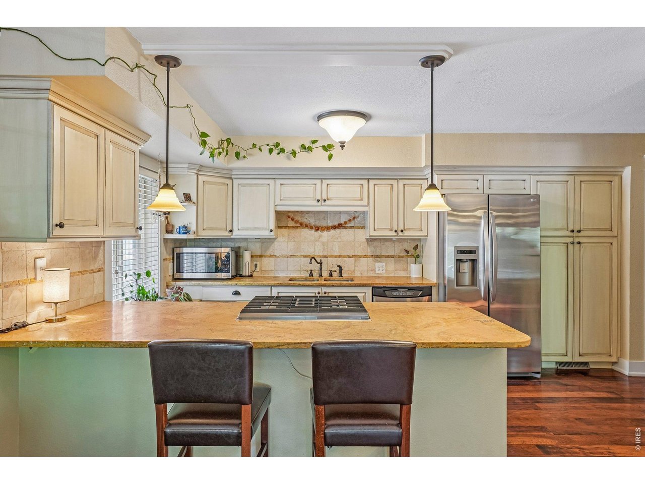 Beautiful Eat-In Kitchen with Breakfast Bar Island