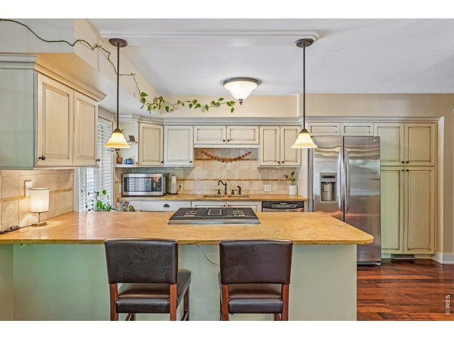 Property Photo 7 Beautiful Eat-In Kitchen with Breakfast Bar Island