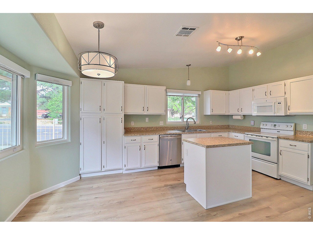 Awesome Eat-In Kitchen