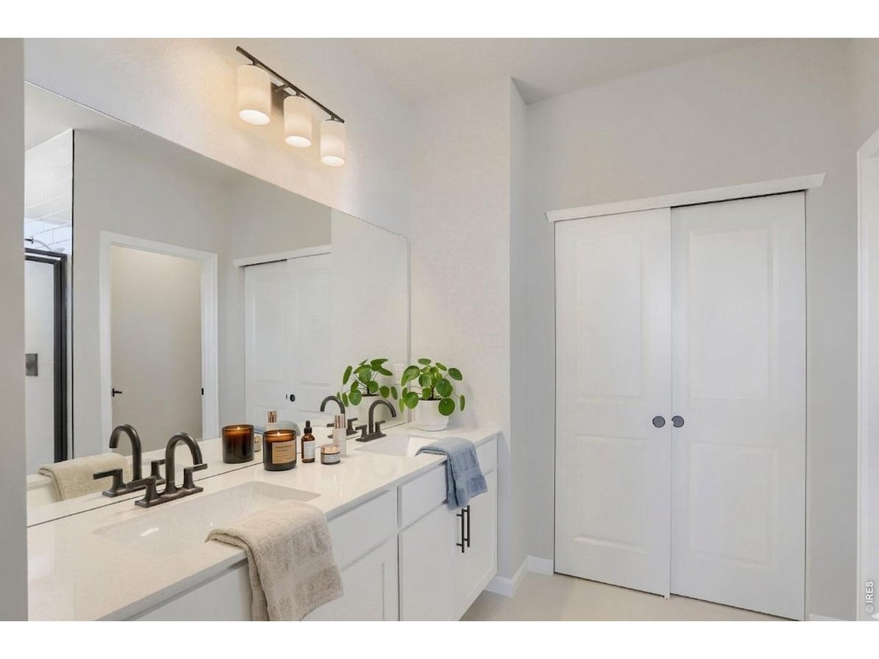 En-suite 3/4 bathroom