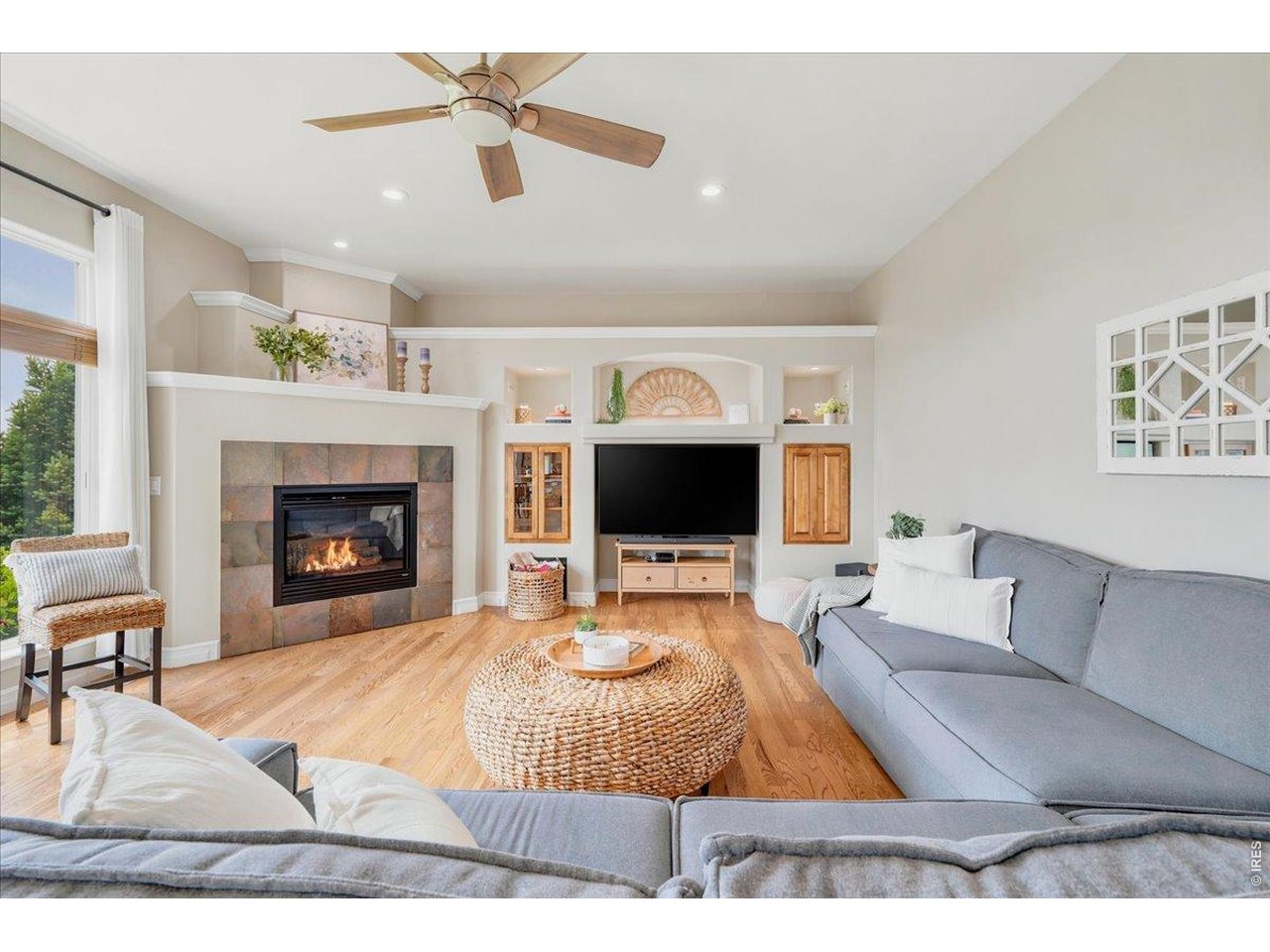 Spacious living room 
