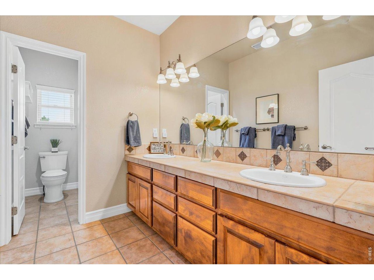 Hall bathroom with double sinks and tiled shower/bath