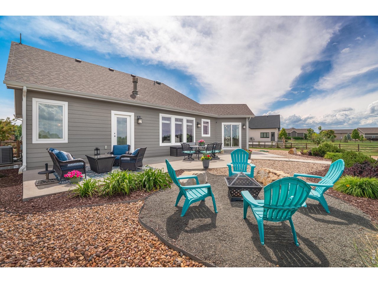 Expansive back patio perfect for entertaining!