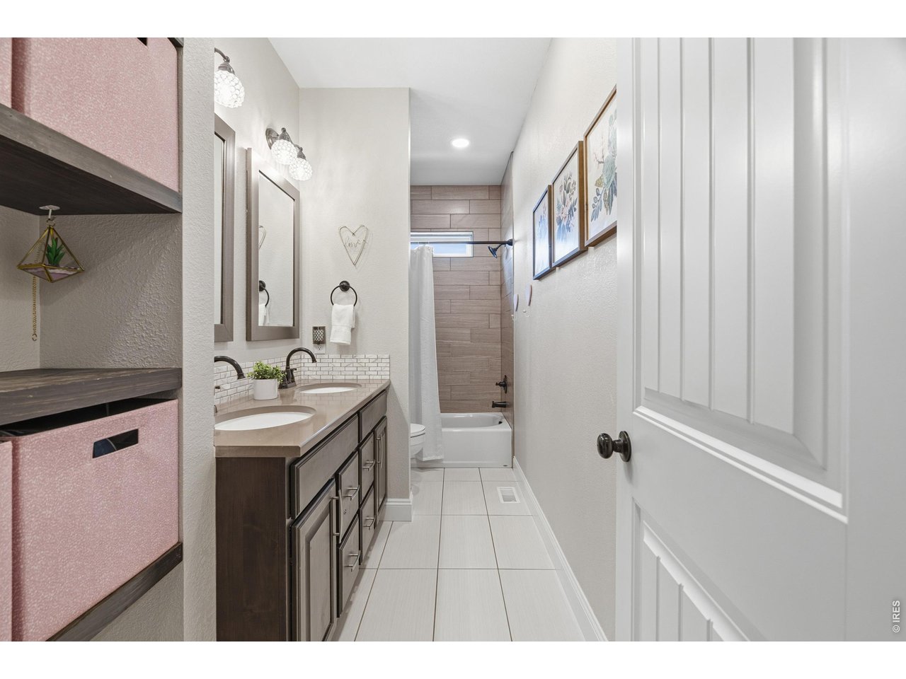 Full guest bathroom between guest bedrooms