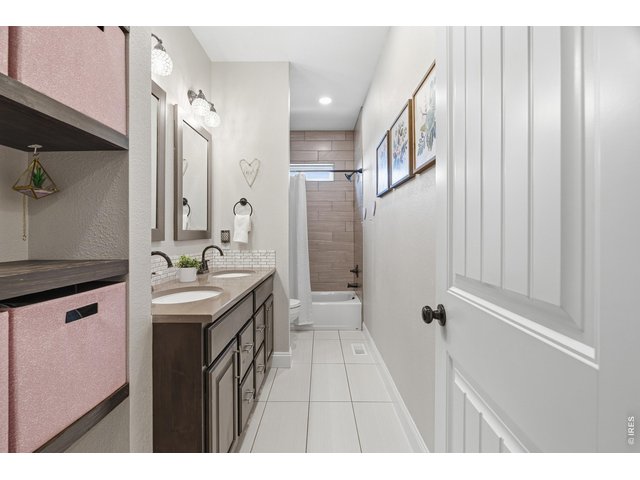 Property Photo 42 Full guest bathroom between guest bedrooms