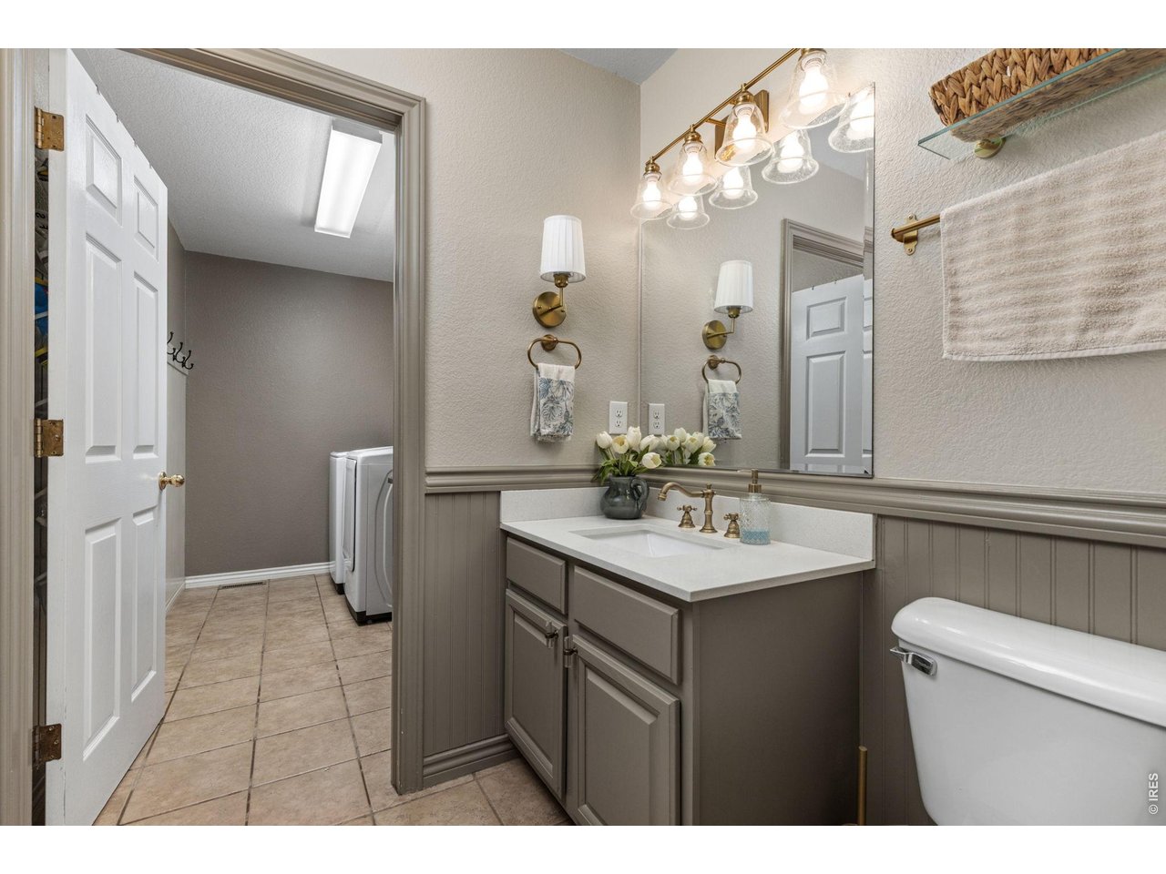 Main Floor Guest Bath