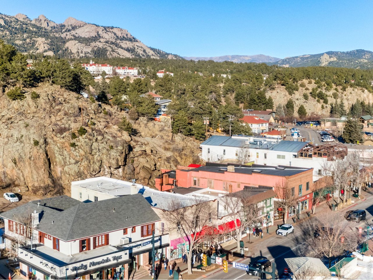Minutes from the Town of Estes Park Shopping, Restaurants, Parks, Schools. 