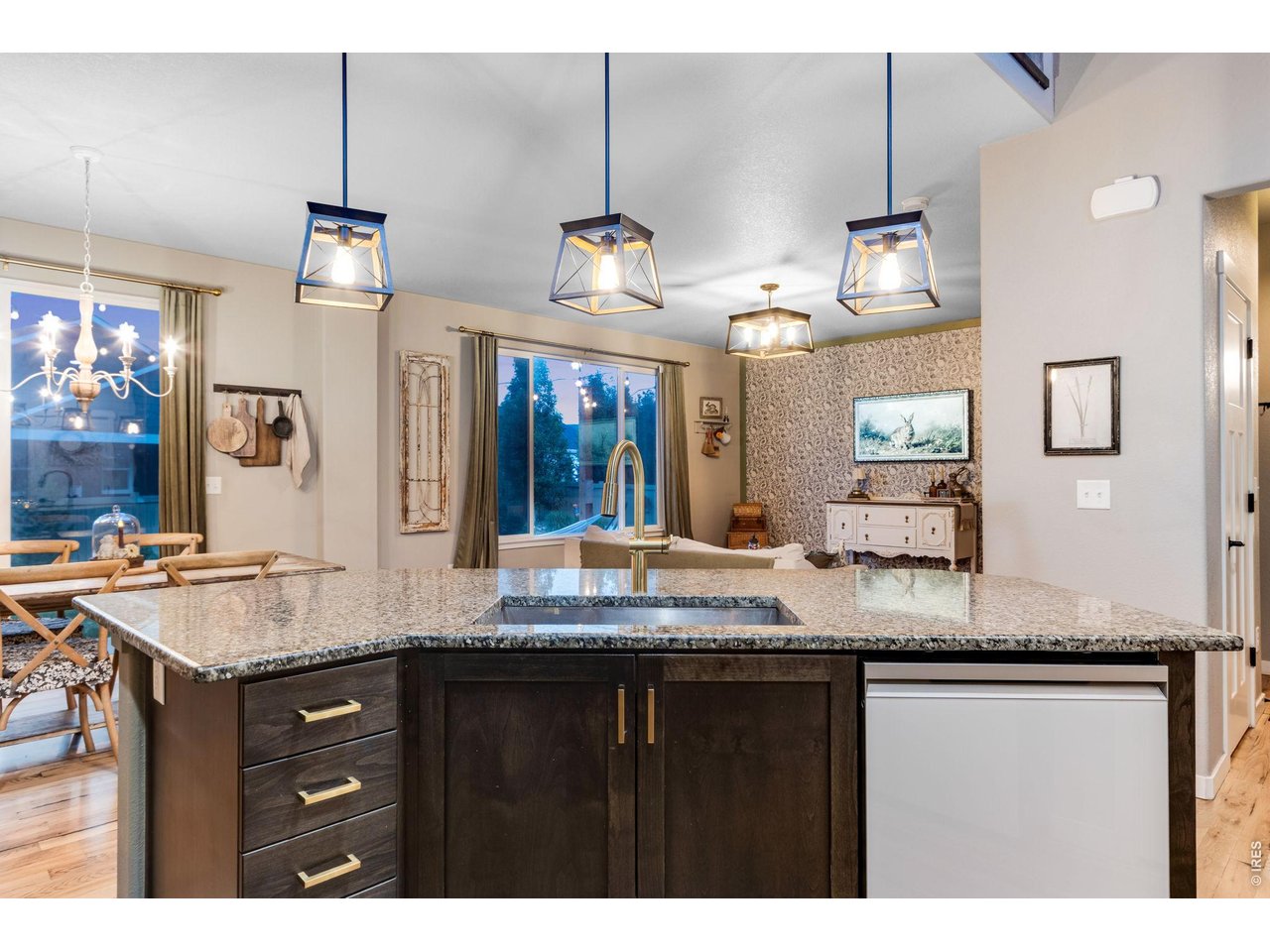 42" uppers, 3 light pendants, 4 can lights, crown molding, modern rustic brass hardware and faucet, plus a lazy Susan. 
