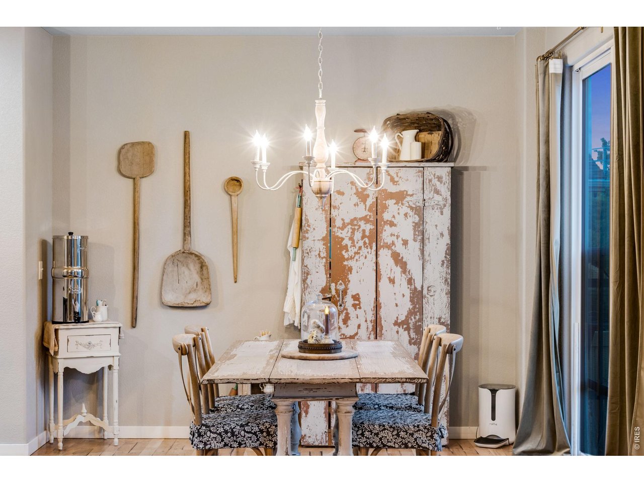 Large breakfast nook and dining area with chandelier 