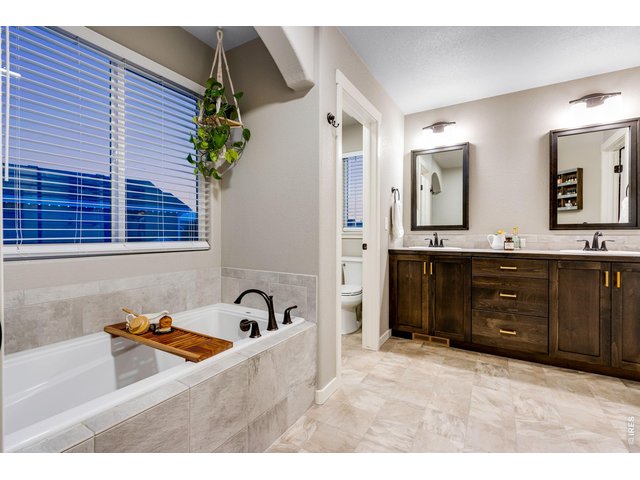 Property Photo 26 Primary bedroom soaking tub