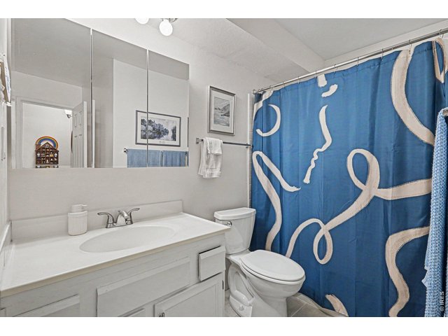 Property Photo 16 Full Main Bathroom