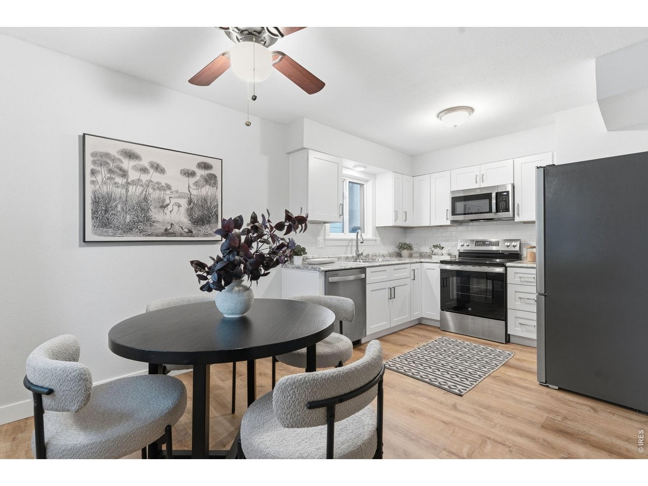 Dining flowing into kitchen 