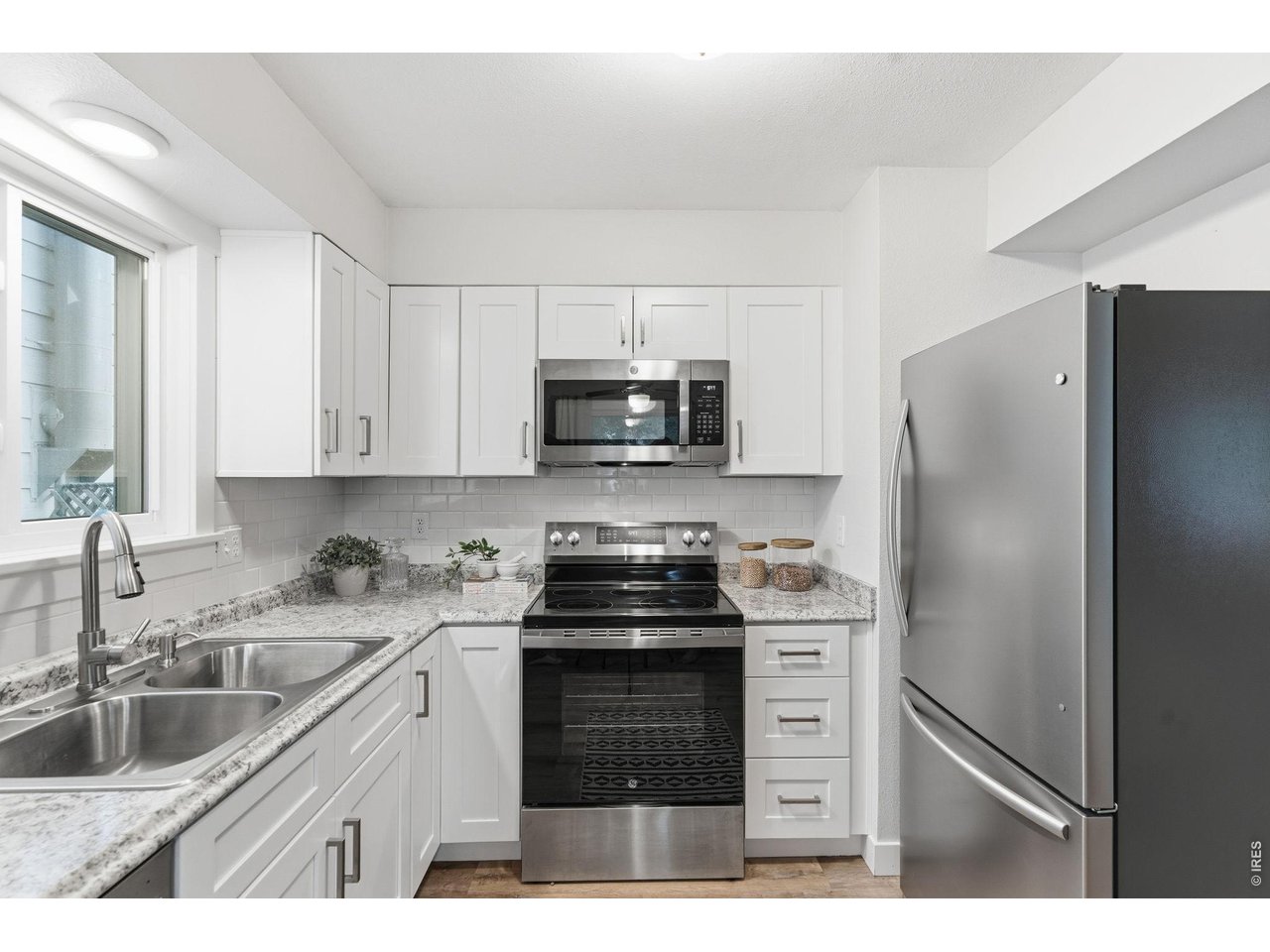 Lovely new cabinets, counters and appliances 