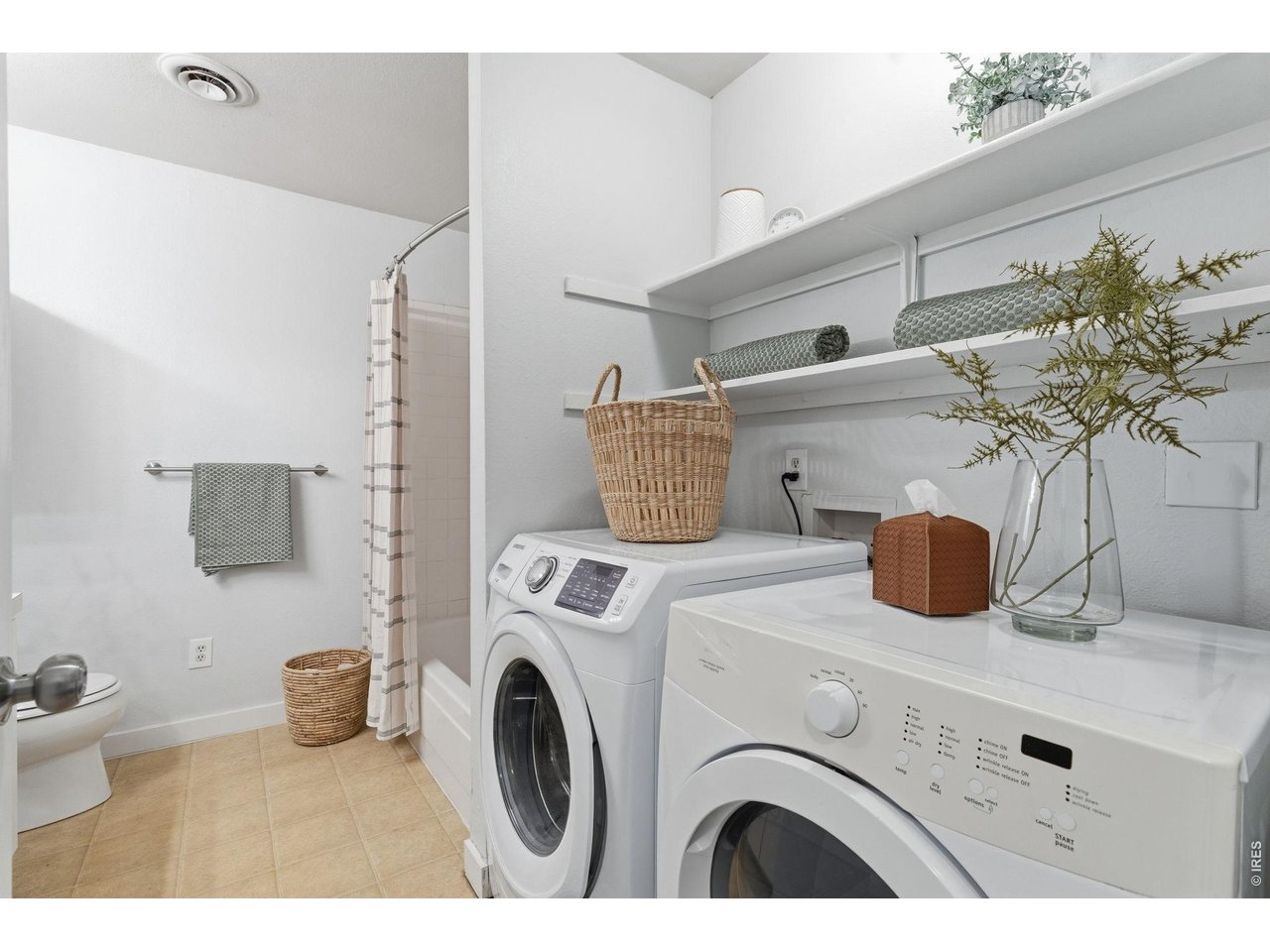 Washer and Dryer included! 