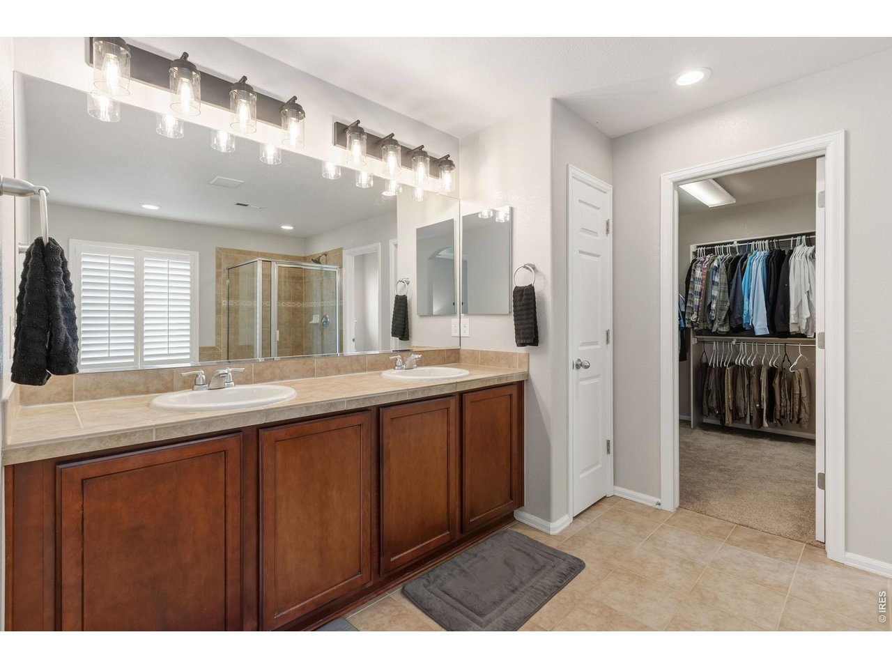 Double vanity and linen closet