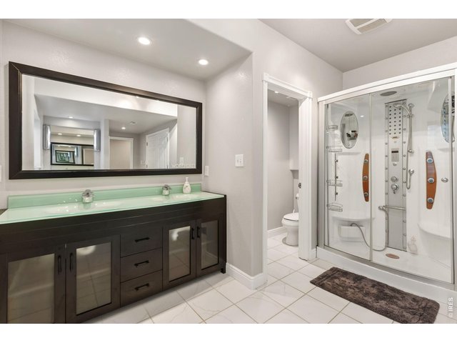 Property Photo 37 Huge bathroom with multi-head shower