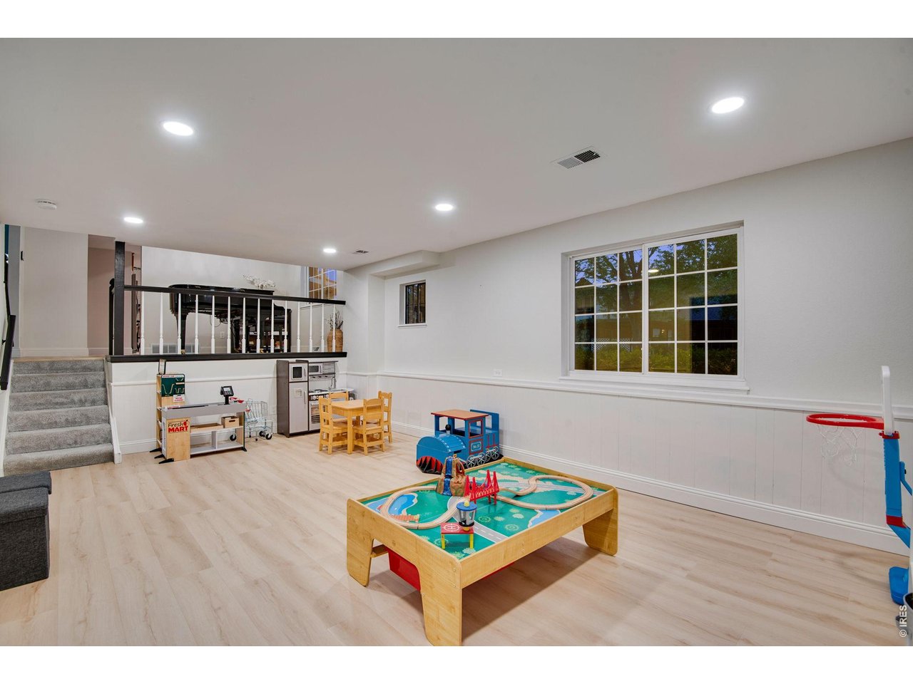 Recreation/living room features 6 can lights on dimmer. Perfect spot for a large in-home office