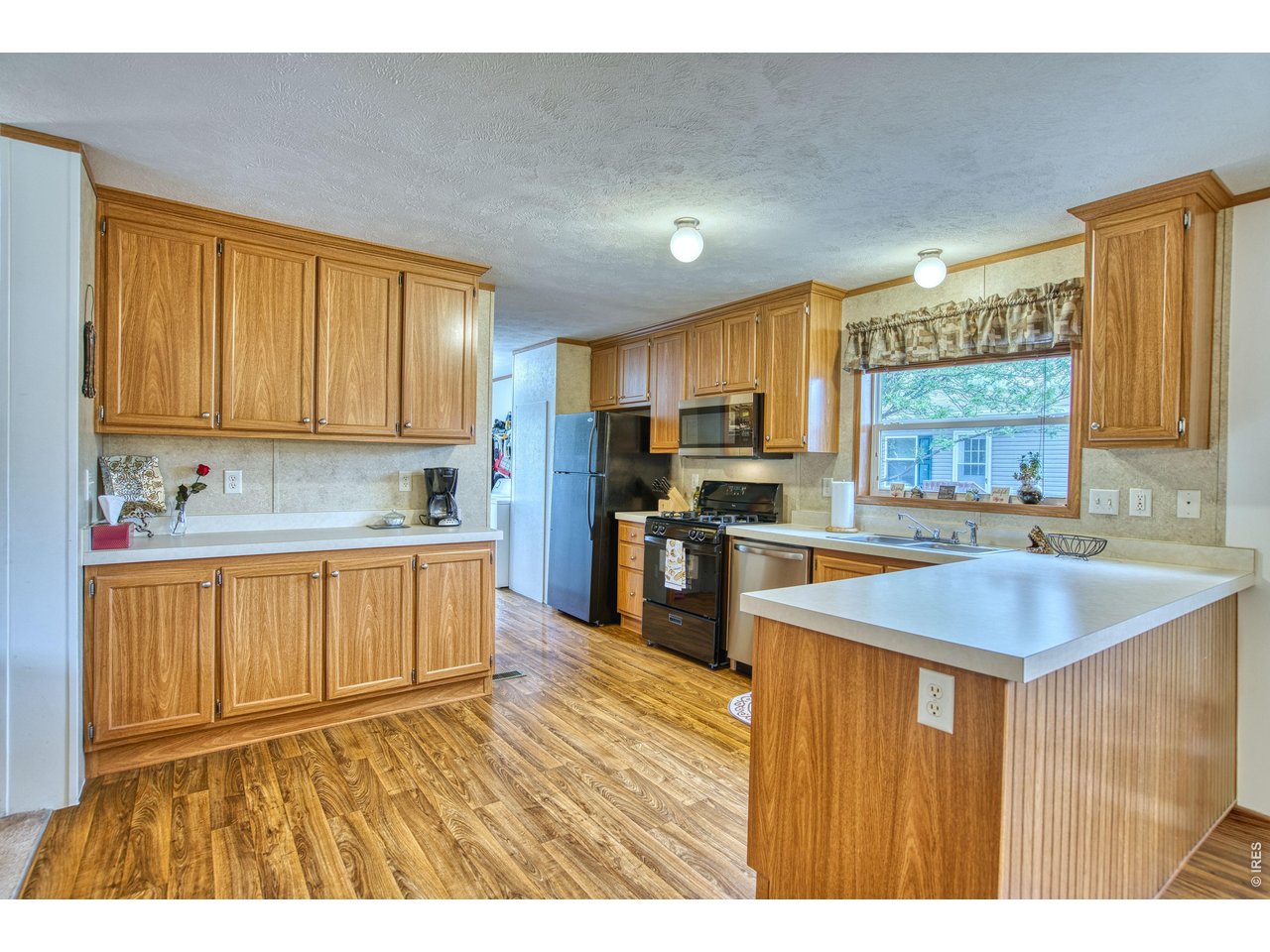 Property Photo 5 Gorgeous spacious kitchen