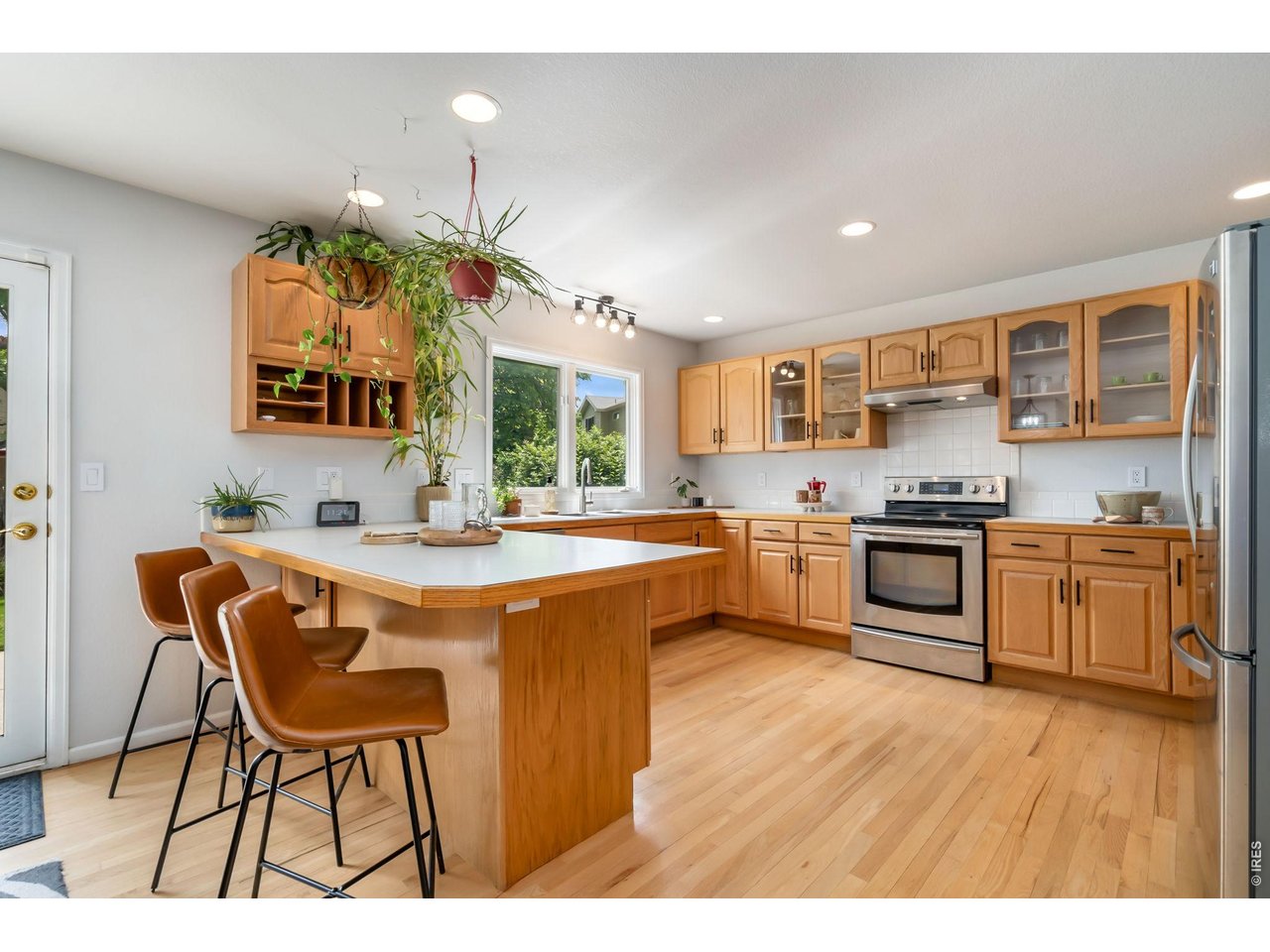 Large Counter Island Perfect for Casual Dining