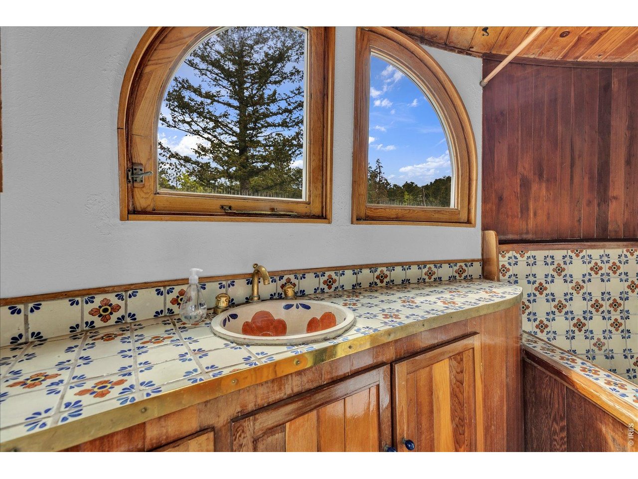 upper level 3/4 bath