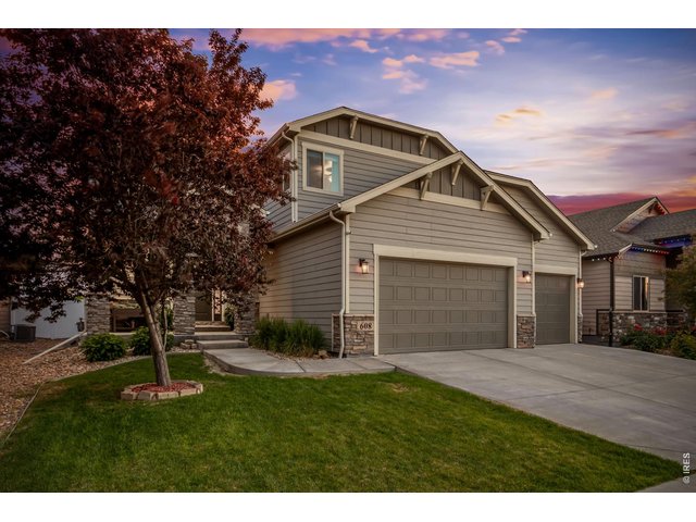 Property Photo 5 Attractive curb appeal with a spacious three-car garage.
