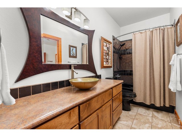 Property Photo 16 Shared Bathroom - Off Guest Bedroom