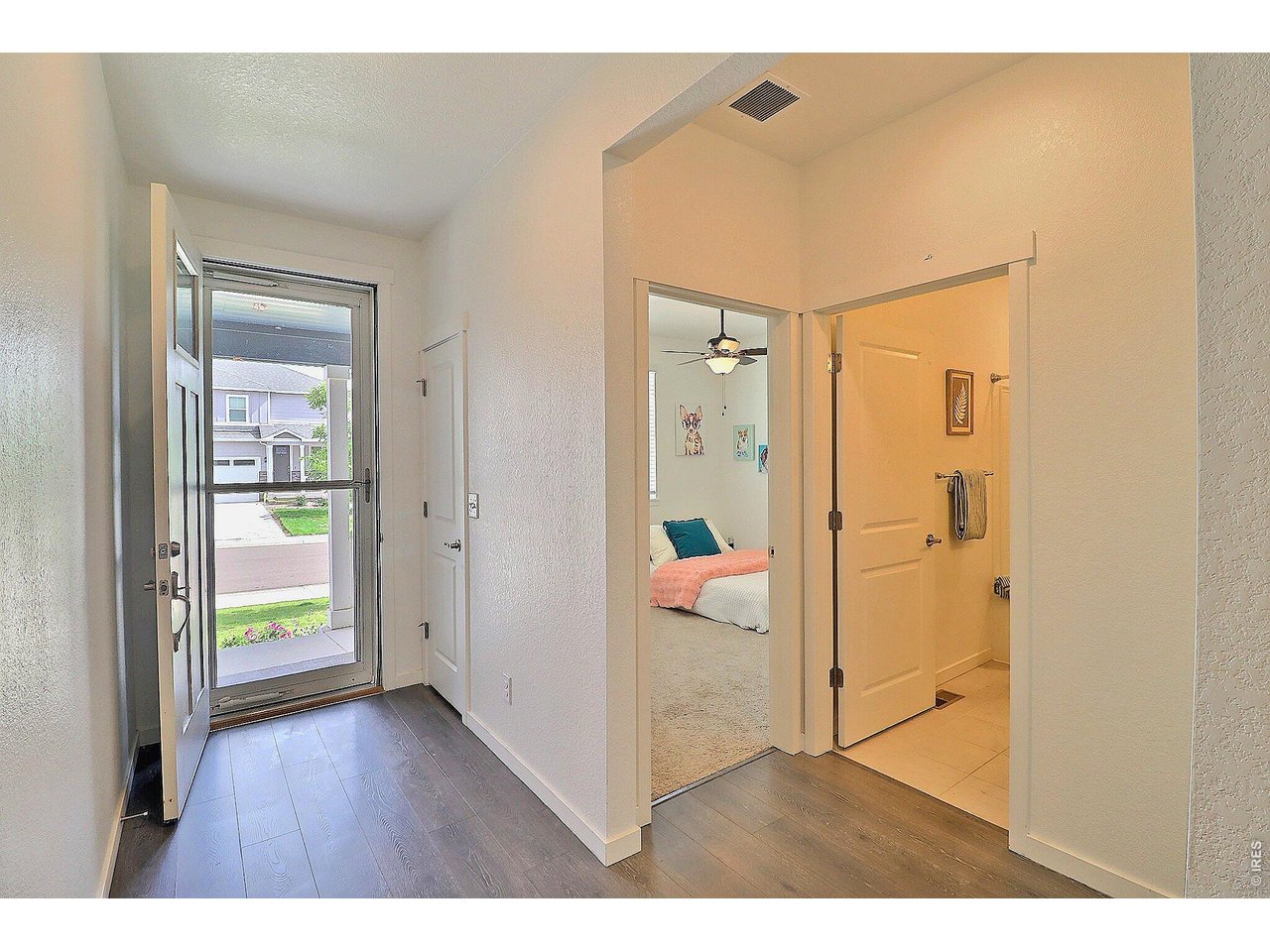 Property Photo 4 Bright and light entry 