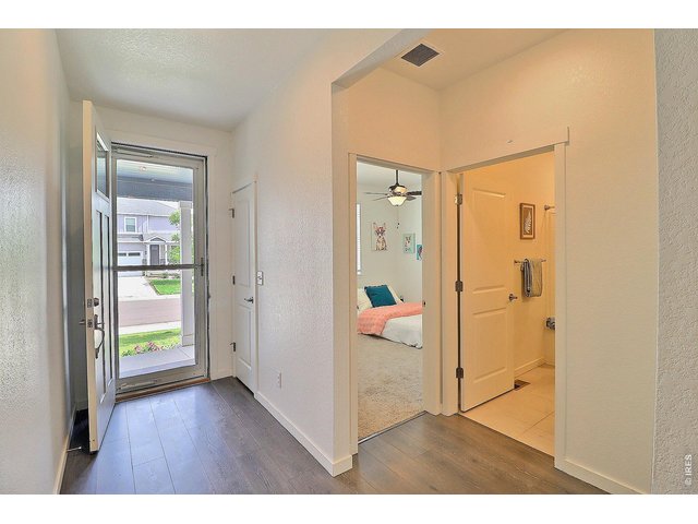 Property Photo 4 Bright and light entry 