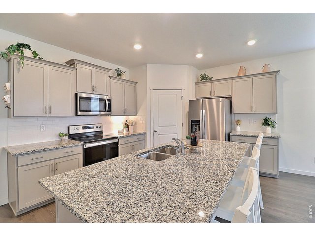Property Photo 6 Large kitchen island, great for entertaining