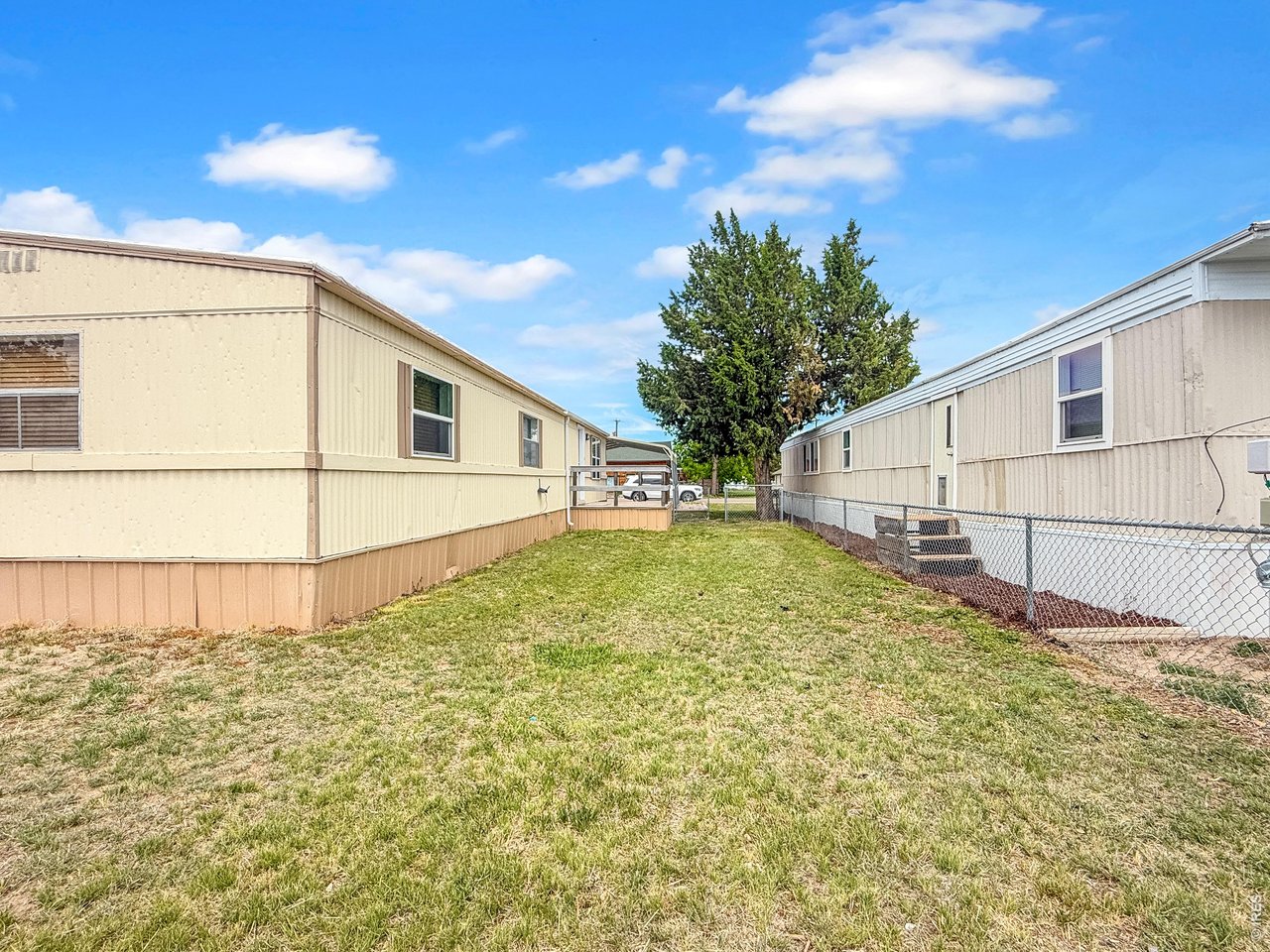 907 Fenced back yard