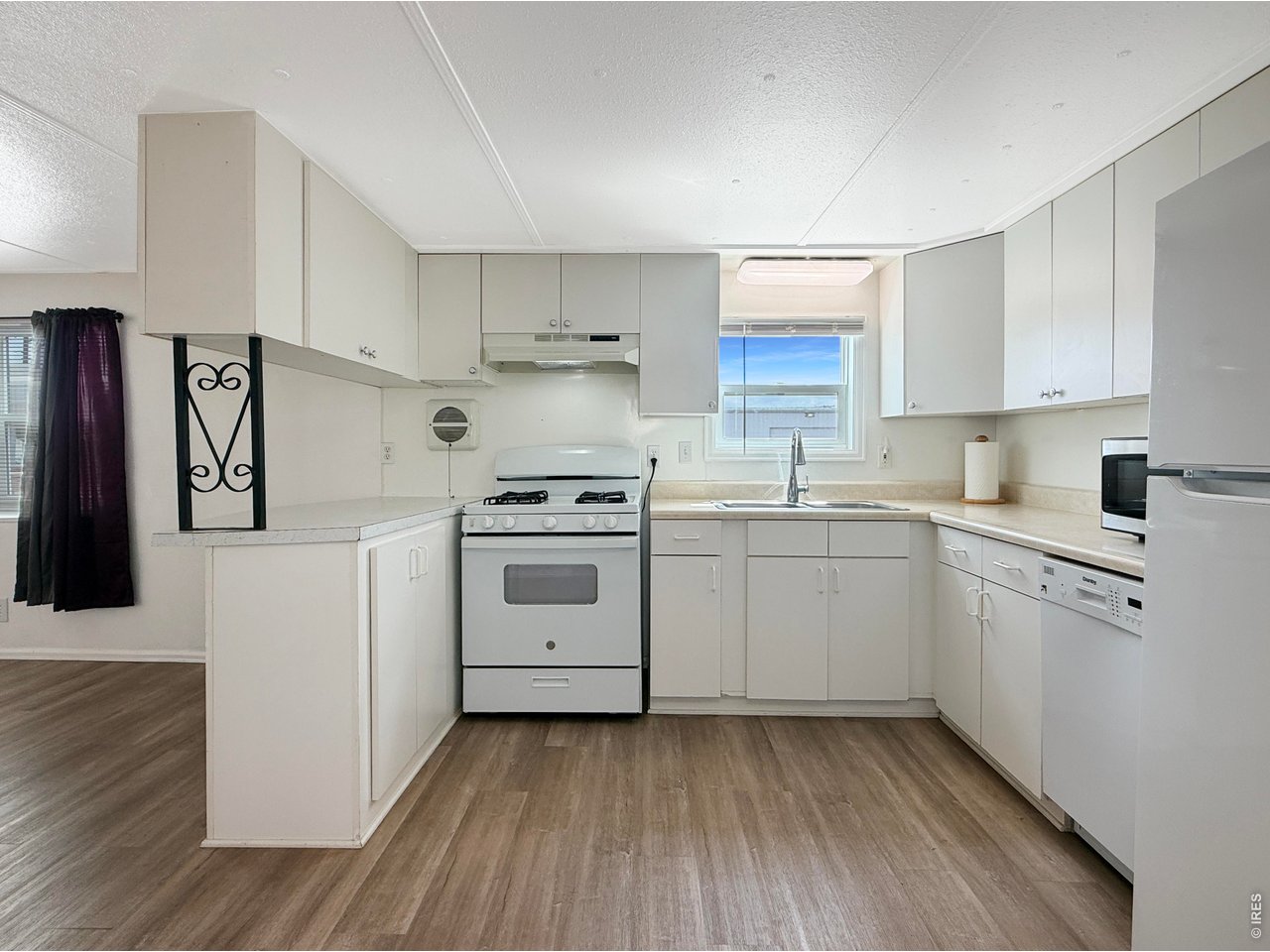 903 Kitchen