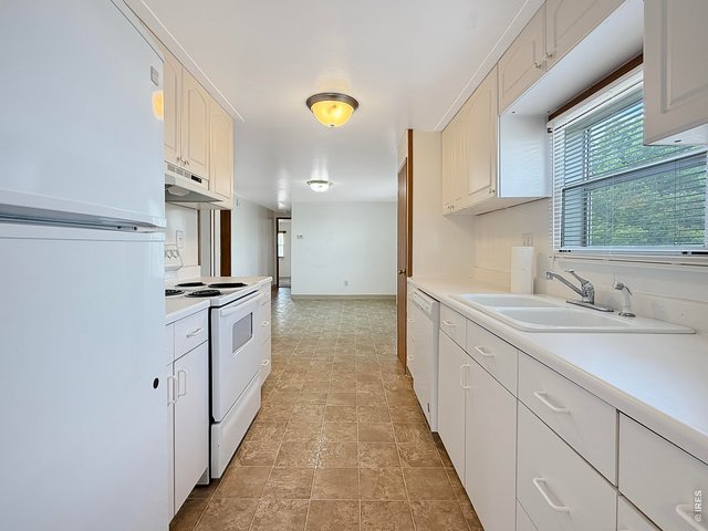 Property Photo 27 907 kitchen