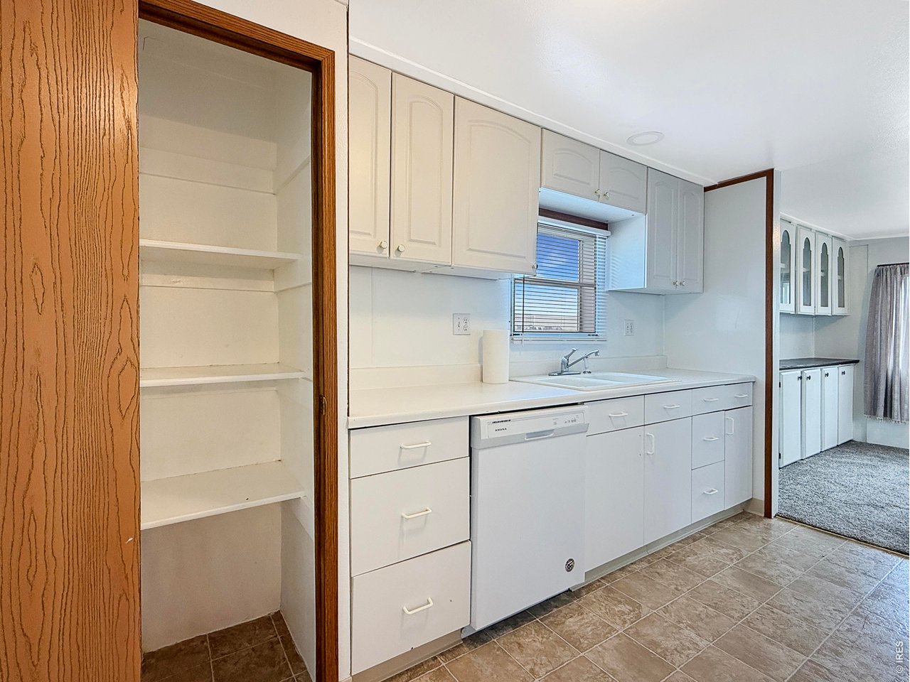 907 kitchen with pantry