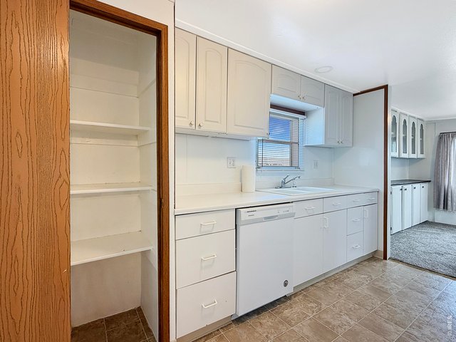 Property Photo 28 907 kitchen with pantry