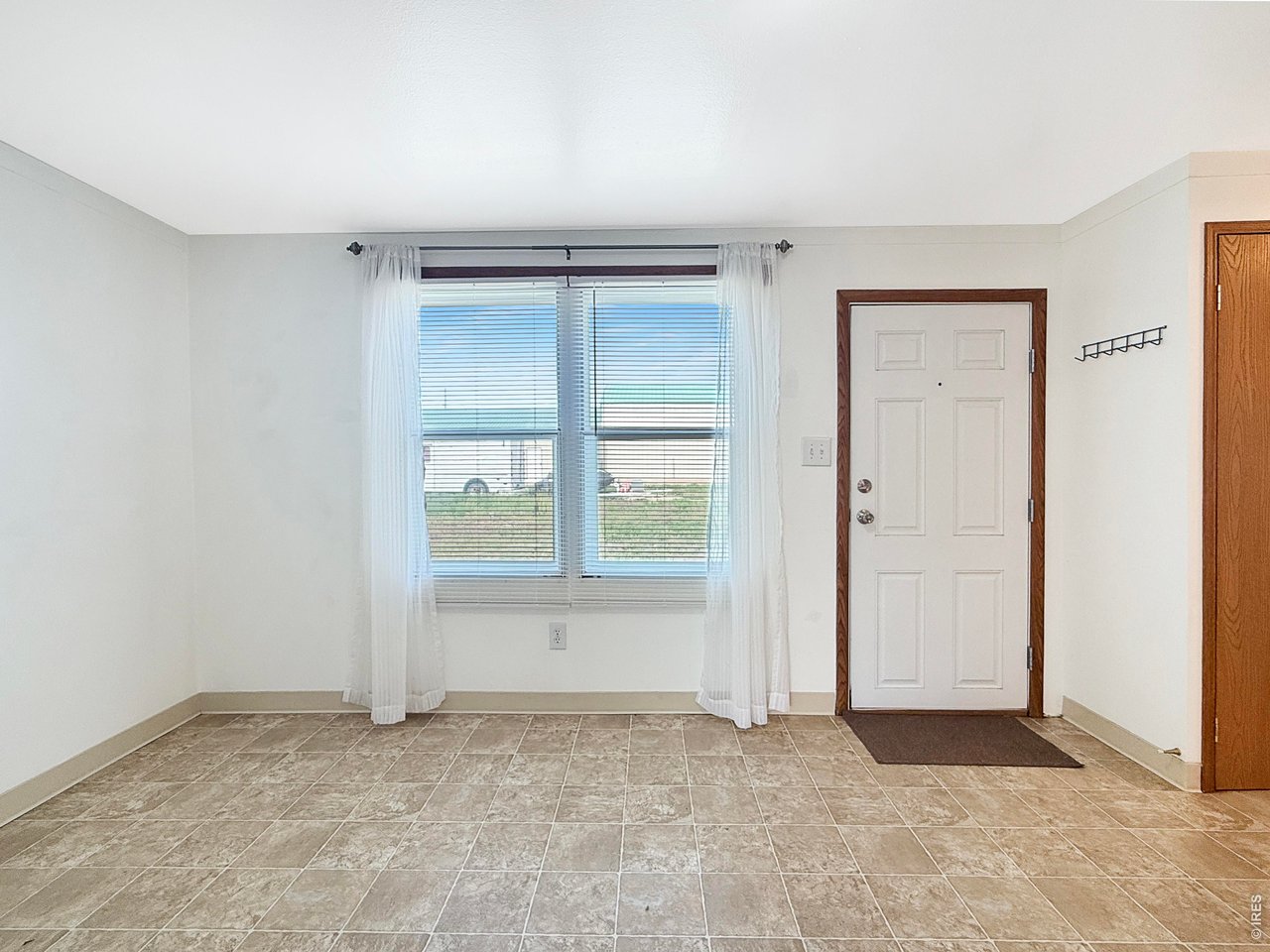 907 kitchen eating area door leads to back yard