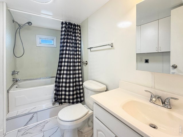 Property Photo 13 903 Bathroom