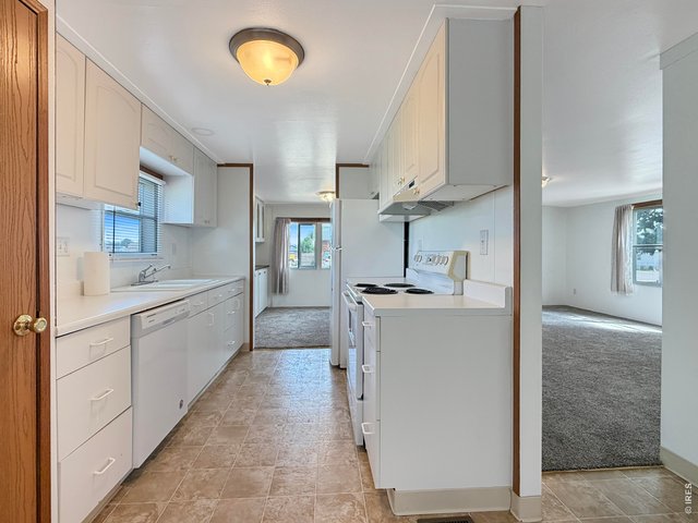 Property Photo 30 907 kitchen