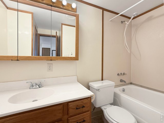 Property Photo 35 907 2nd bathroom