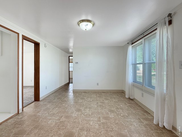 Property Photo 32 907 eating area