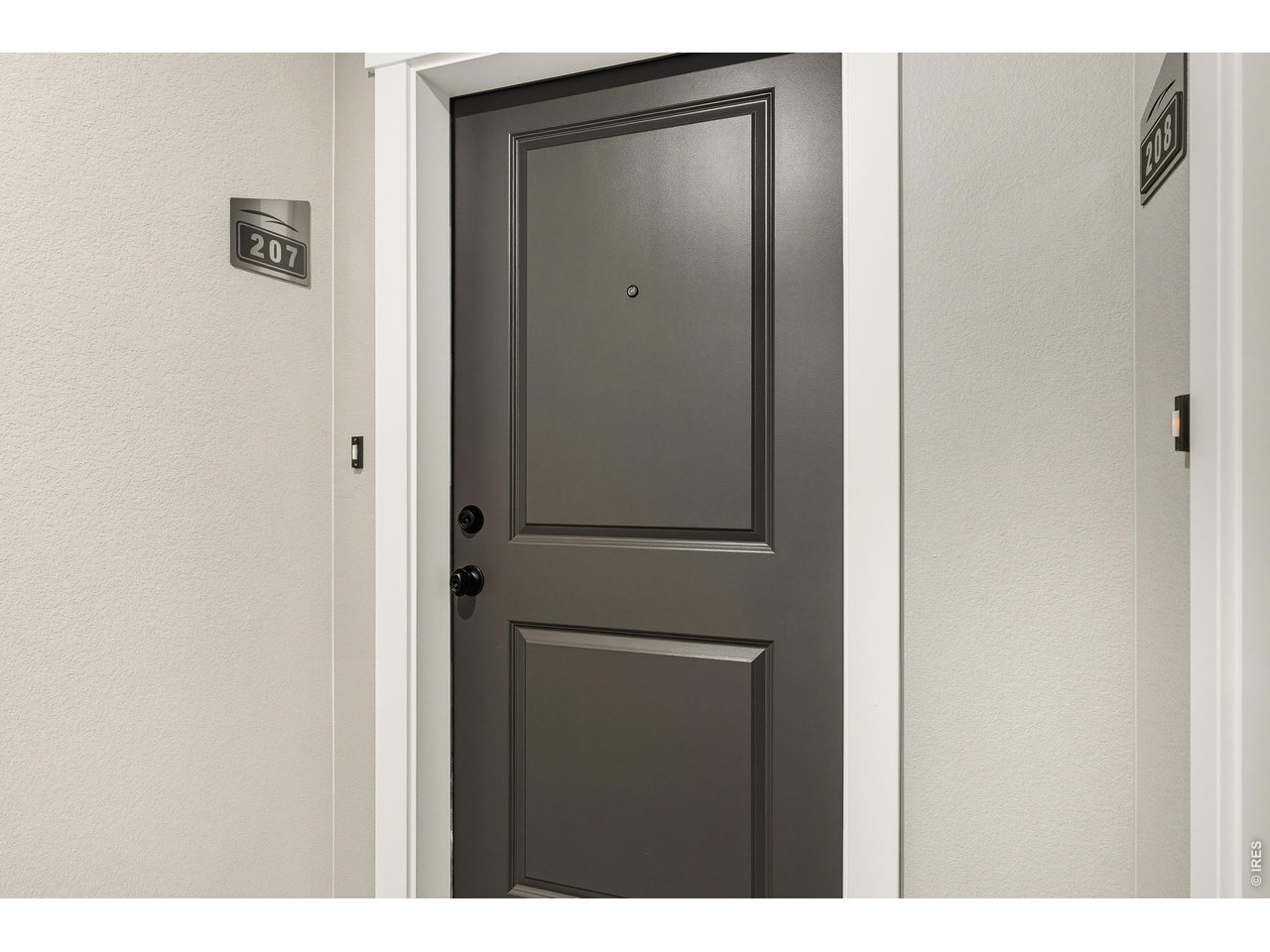 Property Photo 15 Secure access hallway to your front door! 