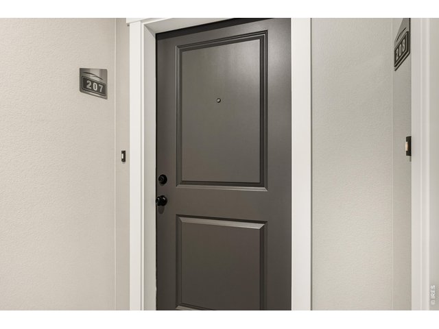 Property Photo 15 Secure access hallway to your front door! 