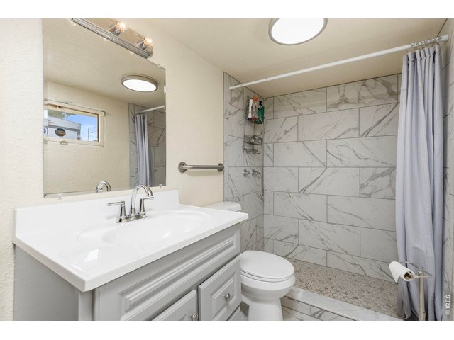 Property Photo 14 Beautiful udated bathroom!