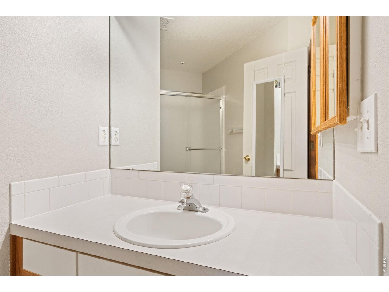 Primary ensuite bath with shower