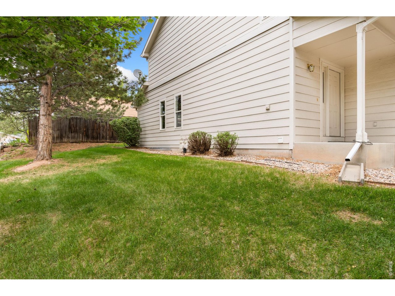 Corner lot with nice HOA maintained side area