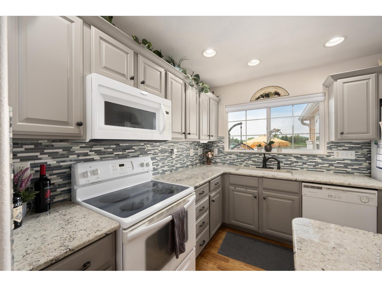 Electric Range Top, Abundant Cabinet Space