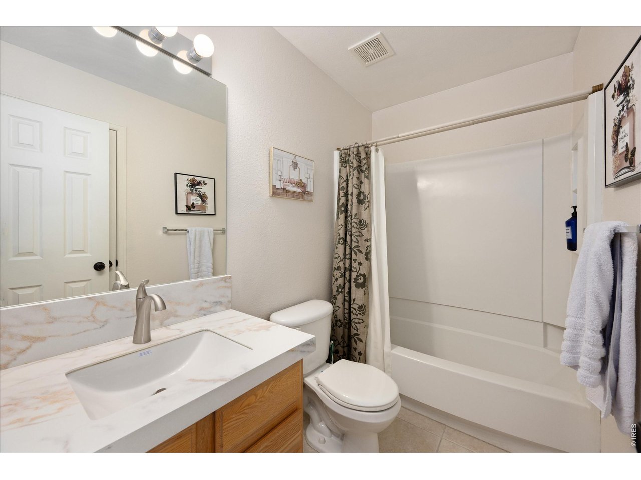 Upstairs Full Bathroom