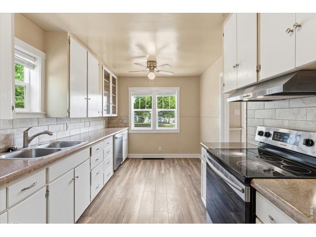 Property Photo 10 Eat-in Kitchen