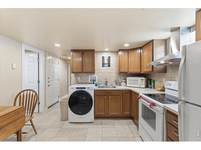 Property Photo 25 Seperate Washer/Dryer for basement unit