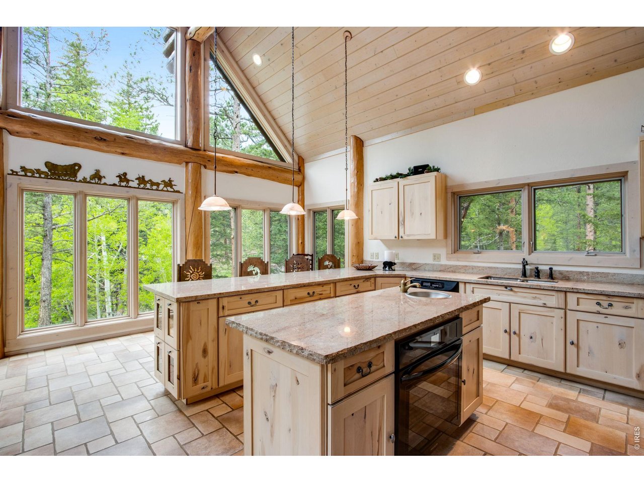 Property Photo 25 Large kitchen isalnd